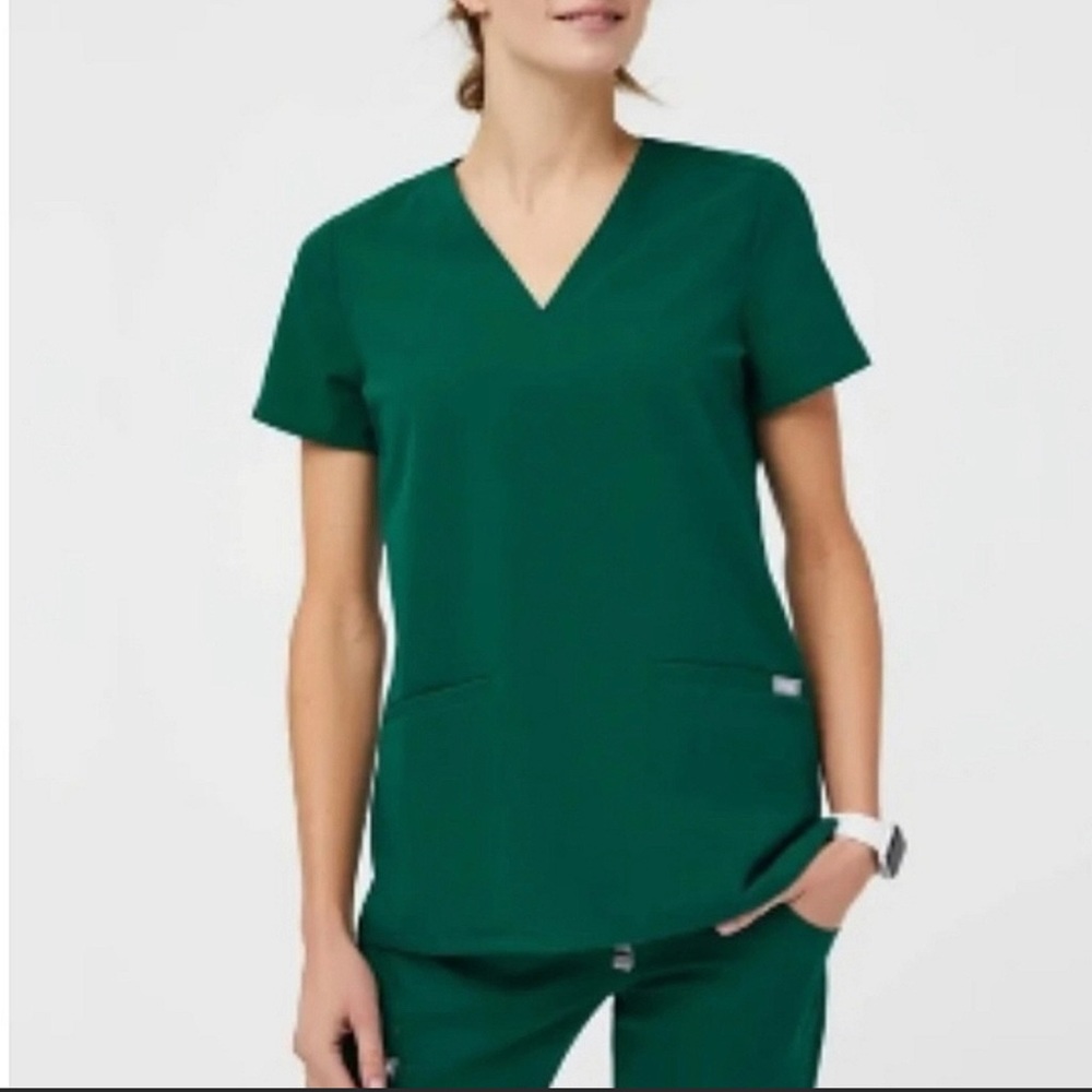 FIGS Casma Three-Pocket Scrub Top- Hunter Green